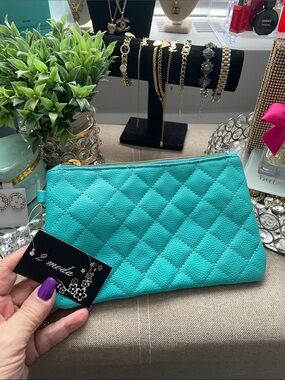 ✨Tiffany Blue Quilted Cosmetic Pouch with Gold Zipper & wristlet ✨NWT